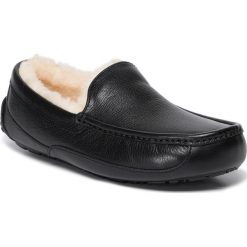 Kapcie UGG - M Ascot 5379B M/Blk. Czarne klapki męskie Ugg, z wełny, bez zapięcia. Za 599,00 zł.