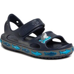 Sandały CROCS - Fl Shark Band Sandal B 206365 Navy. Niebieskie sandały chłopięce Crocs, z tworzywa sztucznego, bez zapięcia. Za 149,00 zł.