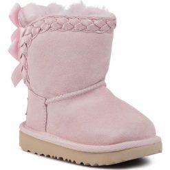 Buty UGG - T Classic Short II Braided 1103617T Slpn. Różowe śniegowce dziewczęce Ugg. W wyprzedaży za 429,00 zł.