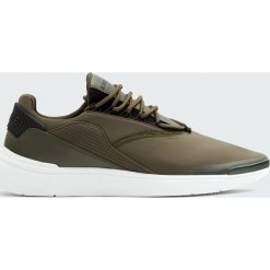 Zielone buty sportowe z materiału technicznego. Zielone buty sportowe męskie marki Pull&Bear, bez zapięcia. Za 139,00 zł.