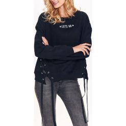 BLUZA DAMSKA Z HAFTEM I SZNUROWANIAMI. Czarne bluzy damskie marki TROLL, na zimę, m, z haftami, z bawełny, z długim rękawem, długie, bez kaptura. W wyprzedaży za 44,99 zł.
