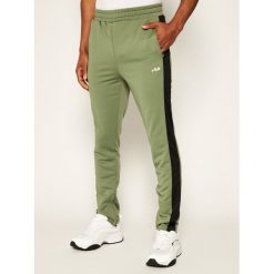 Spodnie dresowe Fila Sandro 687477. Zielone jeansy męskie Fila, m, bez wzorów, z jeansu. W wyprzedaży za 179,00 zł.