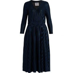 Baum und Pferdgarten JACALYN Długa sukienka bluefoil. Czarne długie sukienki marki Baum und Pferdgarten, l, z dżerseju, z długim rękawem. Za 579,00 zł.