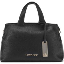 Calvin Klein Neat F19 Medium Torebka Czarny. Czarne torebki klasyczne damskie Calvin Klein, w paski, z materiału, bez dodatków. Za 509,95 zł.