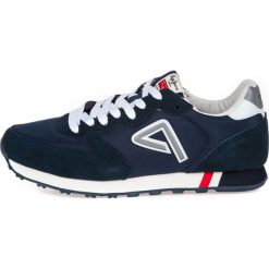 Pepe Jeans tenisówki męskie Klein Archive PMS30592 44 ciemnoniebieskie. Niebieskie trampki męskie Pepe Jeans, bez wzorów, z jeansu, bez zapięcia. Za 369,00 zł.