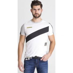 T-SHIRT GUESS. Białe t-shirty męskie Guess, s, z nadrukiem, z bawełny, z okrągłym kołnierzem. Za 139,30 zł.