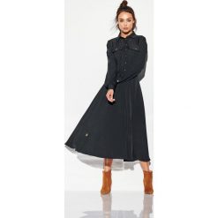 Sukienka szmizjerka maxi kolor czarny. Czarne sukienki damskie Lemoniade, na jesień, l, bez wzorów, z koszulowym kołnierzykiem, bez rękawów, maxi, koszulowe. Za 199,90 zł.
