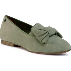 Półbuty TAMARIS - 1-24229-24 Light Olive 747. Zielone półbuty damskie Tamaris, bez wzorów, z zamszu, bez obcasa, na płaskiej podeszwie, bez zapięcia. W wyprzedaży za 199,00 zł.