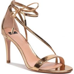 Sandały ELISABETTA FRANCHI - SA-03F-02E2-V449 Oro Light 604. Żółte klapki damskie Elisabetta Franchi, z aplikacjami, ze skóry, bez obcasa, na obcasie. Za 2049,00 zł.
