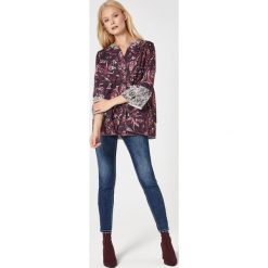Koszula odcinana pod biustem. Koszule damskie e-margeritka.pl, bez wzorów, z bawełny, eleganckie, bez kołnierzyka, moda ciążowa, bez rękawów, rozkloszowane. Za 149,99 zł.