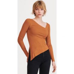 Asymetryczna bluzka - Brązowy. Pomarańczowe bluzki damskie Reserved, xl, bez wzorów, z asymetrycznym kołnierzem, bez rękawów. W wyprzedaży za 19,99 zł.