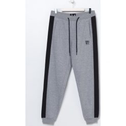 Joggery Back to School - Szary. Szare spodnie męskie Sinsay, s, bez wzorów. Za 49,99 zł.