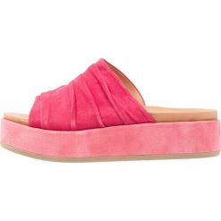 Weekend Klapki fuxia/geranio. Czerwone klapki damskie marki Weekend, z materiału. W wyprzedaży za 395,85 zł.