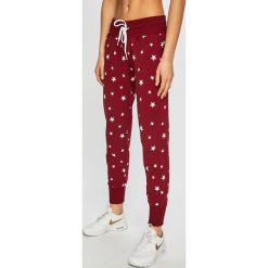 Gym Hero - Spodnie Bordo Stars. Fioletowe spodnie damskie Gym Hero, s, z dzianiny. W wyprzedaży za 119,90 zł.