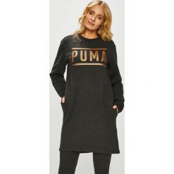 Puma - Sukienka. Szare sukienki damskie dzianinowe marki Puma, na co dzień, s, z nadrukiem, casualowe, z okrągłym kołnierzem, mini, proste. W wyprzedaży za 199,90 zł.