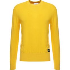 Calvin Klein LOGO BADGE Sweter yellow. Pomarańczowe swetry klasyczne męskie marki Calvin Klein, l, z bawełny, z okrągłym kołnierzem. Za 449,00 zł.