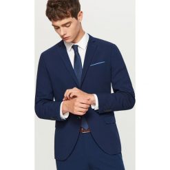 Marynarka garniturowa slim fit - Granatowy. Niebieskie marynarki garniturowe męskie Reserved, bez wzorów. Za 299,99 zł.