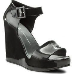 Sandały MELISSA - Mar Wegre Ad 32241 Black 01003. Czarne klapki damskie Melissa, bez wzorów, z tworzywa sztucznego, bez obcasa, na obcasie. W wyprzedaży za 309,00 zł.
