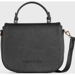 Kazar Studio - Torebka. Czarne listonoszki damskie Kazar Studio, w paski, ze skóry ekologicznej, na ramię, małe, bez dodatków. Za 259,90 zł.