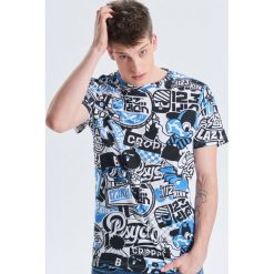 Koszulka z nadrukiem all over 123Klan x Biały. Białe koszulki męskie Cropp, s, z nadrukiem, bez kołnierzyka, bez rękawów. Za 49,99 zł.