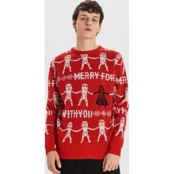 Świąteczny sweter Star Wars - Czerwony. Czerwone swetry męskie Cropp, s, z motywem z bajki, retro, bez kołnierzyka, bez kaptura. Za 69,99 zł.