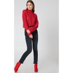 NA-KD Trend Jeansy z surowym wykończeniem brzegów - Grey. Szare jeansy damskie z wysokim stanem marki NA-KD Trend. W wyprzedaży za 101,47 zł.