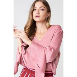 Rut&Circle Bluzka Tova - Pink. Różowe bluzki damskie marki Rut&Circle, bez wzorów, z poliesteru, bez kołnierzyka, z długim rękawem. W wyprzedaży za 30,28 zł.