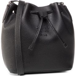 Torebka DKNY - Noho Drawstring Buck R93JHE13 Blk/Vicunia. Czarne torebki klasyczne damskie DKNY, bez wzorów, ze skóry, bez dodatków. Za 979,00 zł.
