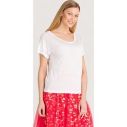 T-SHIRT Elisabetta Franchi. Białe t-shirty damskie Elisabetta Franchi, bez wzorów, z włoskim kołnierzykiem. Za 329,40 zł.