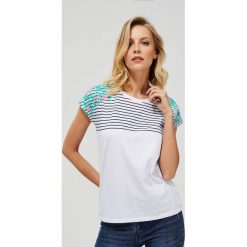 T-shirt z ozdobnym nadrukiem. Białe bluzki damskie Moodo, xl, w paski, z bawełny, klasyczne, z okrągłym kołnierzem, z krótkim rękawem. Za 29,99 zł.