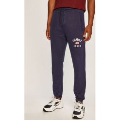Tommy Jeans - Spodnie. Niebieskie spodnie męskie Tommy Jeans, na co dzień, s, bez wzorów, z bawełny, casualowe. W wyprzedaży za 299,90 zł.