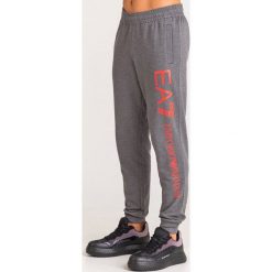 SPODNIE DRESOWE EA7 Emporio Armani. Szare spodnie męskie xl, z nadrukiem, z dresówki. Za 419,00 zł.