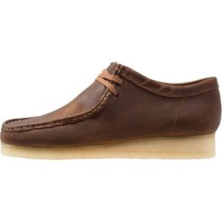 Clarks Originals WALLABEE Oksfordki beeswax. Pomarańczowe półbuty męskie marki Clarks Originals, bez wzorów, ze skóry, na sznurówki. Za 669,00 zł.