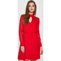 Answear - Sukienka Secret Garden. Czerwone sukienki damskie ANSWEAR, na co dzień, s, bez wzorów, z poliesteru, casualowe, z golfem, z długim rękawem, długie, mini, rozkloszowane. W wyprzedaży za 79,90 zł.