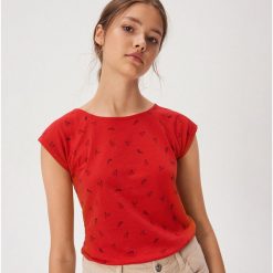 T-shirt z nadrukiem allover - Czerwony. Czerwone t-shirty damskie Sinsay, s, z nadrukiem, bez kołnierzyka. Za 14,99 zł.