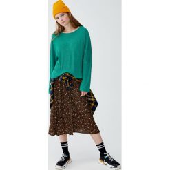 Sweter z rozcięciami na ramionach. Zielone swetry klasyczne damskie marki Pull&Bear. Za 79,90 zł.