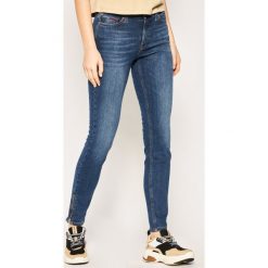 Jeansy Skinny Fit Tommy Jeans Nora DW0DW08101. Niebieskie jeansy damskie Tommy Jeans. W wyprzedaży za 379,00 zł.