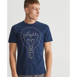 T-shirt z rysunkowym nadrukiem - Granatowy. Niebieskie t-shirty męskie Reserved, xl, z nadrukiem, bez kołnierzyka. Za 39,99 zł.