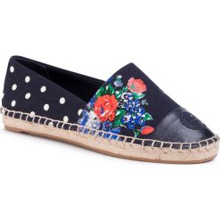 Espadryle TORY BURCH - Color Block Flat Espadrille 65112 Navy Tea Rose/Navy Classic Dot/Perf Navy 427. Niebieskie espadryle damskie Tory Burch, na co dzień, bez wzorów, ze skóry, bez obcasa, na płaskiej podeszwie, bez zapięcia. Za 849,00 zł.