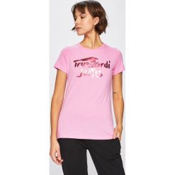 Trussardi Jeans - Top. Różowe bluzki damskie Trussardi Jeans, s, z nadrukiem, z bawełny, casualowe, z okrągłym kołnierzem. W wyprzedaży za 149,90 zł.
