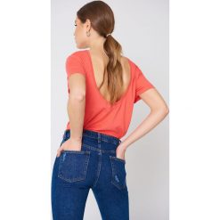 NA-KD Basic T-shirt z odkrytymi plecami - Pink. Różowe t-shirty damskie NA-KD Basic, z bawełny, z dekoltem na plecach. W wyprzedaży za 21,18 zł.