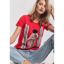 Koralowy T-shirt Go Astray. Pomarańczowe bluzki damskie marki other, xl, z nadrukiem, z dzianiny, z okrągłym kołnierzem. Za 69,99 zł.