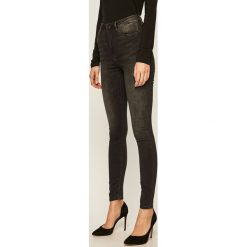 Pepe Jeans - Jeansy Dion. Czarne jeansy damskie Pepe Jeans, bez wzorów, z elastanu, z podwyższonym stanem. W wyprzedaży za 319,90 zł.
