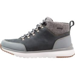 UGG OLIVERT Śniegowce norse green. Szare śniegowce męskie marki Ugg, z materiału. W wyprzedaży za 527,40 zł.