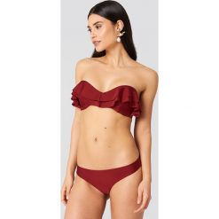 Hannalicious x NA-KD Dół bikini z niskim stanem - Red. Czerwone bikini marki Hannalicious x NA-KD. W wyprzedaży za 24,29 zł.