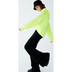 Jaskrawy sweter wykonany ściegiem perełkowym. Żółte swetry klasyczne damskie marki Pull&Bear. Za 109,00 zł.