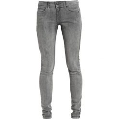 Q/S designed by Jeans Skinny Fit black denim bleached. Czarne jeansy damskie relaxed fit marki Q/S designed by, z bawełny. W wyprzedaży za 254,15 zł.