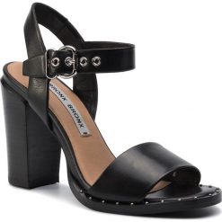 Sandały BRONX - 84778-D BX 1570 Black 01. Czarne klapki damskie Bronx, bez wzorów, ze skóry, bez obcasa, na obcasie. W wyprzedaży za 299,00 zł.