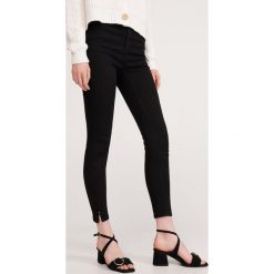 Jeansy slim z Tencelem™ - Czarny. Czarne jeansy damskie Reserved, bez wzorów, z jeansu. W wyprzedaży za 49,99 zł.