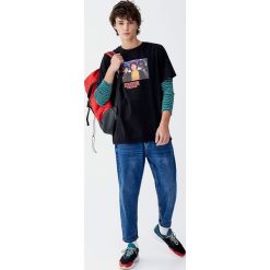 Koszulka Netflix Stranger Things ze zdjęciem postaci. Czarne koszulki męskie Pull&Bear, m, bez wzorów, bez kołnierzyka, z krótkim rękawem, krótkie. Za 69,90 zł.